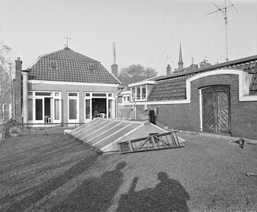 882268 Gezicht op het dak van de aanbouw aan de achterzijde van het panden Lange Nieuwstraat 10 te Utrecht.